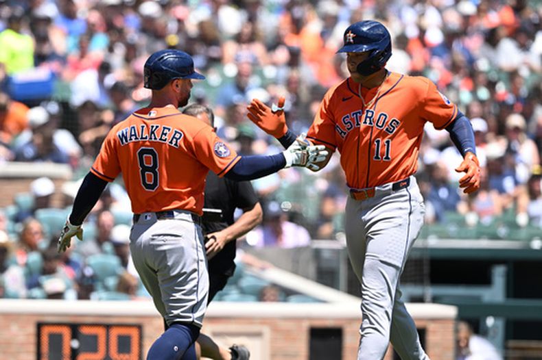 Christian Walker (8), de los Astros de Houston, recibe a Cam Smith (11) en el plato tras conectar un jonrón de dos carreras contra los Tigres de Detroit durante la segunda entrada de un partido de béisbol, el sábado 27 de junio de 2026, en Detroit. (Foto AP/Lon Horwedel)