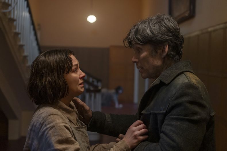 Esta imagen proporcionada por Lionsgate muestra a Zara Devin, izquierda, y Cillian Murphy en una escena de Small Things Like These. (Enda Bowe/Lionsgate vía AP)