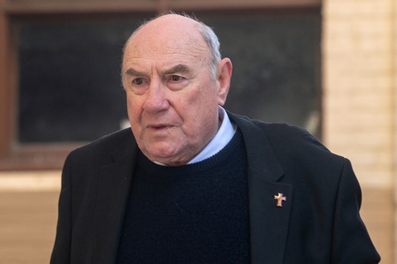El exobispo Broome Christopher Saunders llega a la Corte de Distrito de Australia Occidental en Perth, el 11 de agosto de 2026. (Aaron Bunch/AAP Image via AAP)
