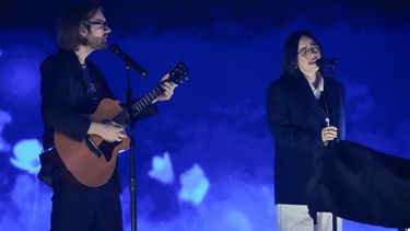 Finneas, a la izquierda, y Billie Eilish actúan durante los iHeartRadio Music Awards, el lunes 17 de marzo de 2025, en el Dolby Theatre de Los Ángeles. (Foto AP/Chris Pizzello)