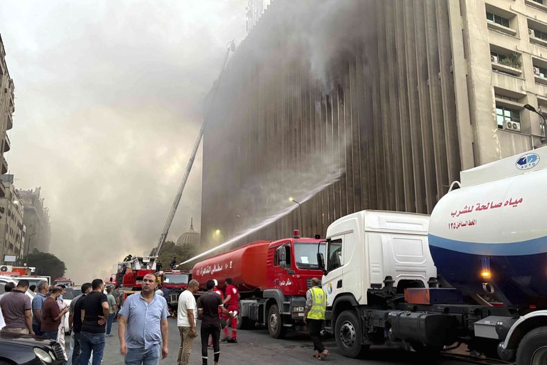 Bomberos combaten un incendio en un edificio de telecomunicaciones en el centro de El Cairo, el 7 de julio de 2025. (AP Foto/Ahmed Hatem)