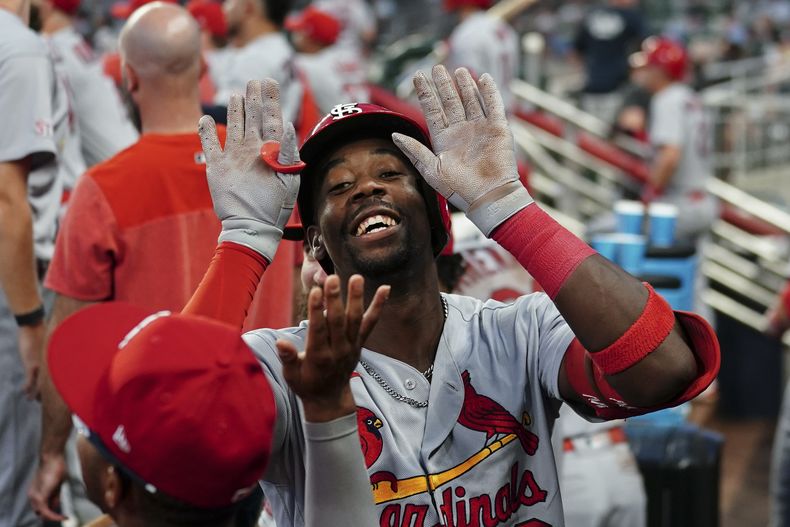 Jordan Walker de los Cardenales de San Luis tras conectar un jonrón ante los Bravos de Atlanta, el martes 5 de septiembre de 2023. (AP Foto/John Bazemore)