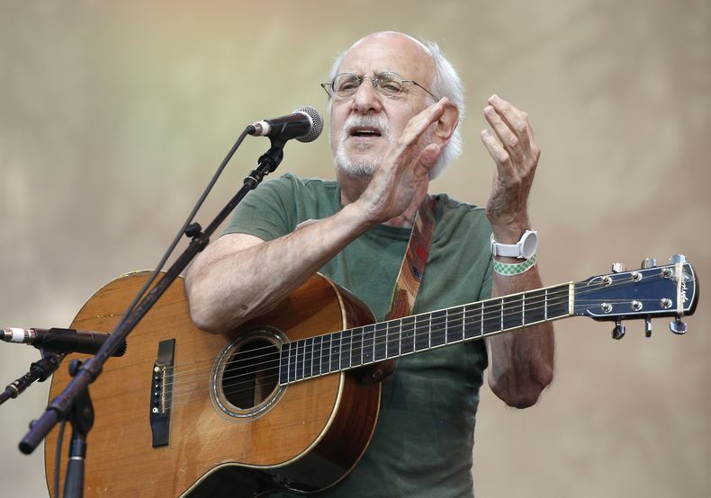 ARCHIVO - El cantautor Peter Yarrow, del trío musical de la década de 1960 Peter Paul and Mary, actúa durante un concierto tributo en memoria del ícono popular y activista de derechos civiles Pete Seeger en Nueva York el 20 de julio de 2014. (Foto AP/Kathy Willens, archivo)