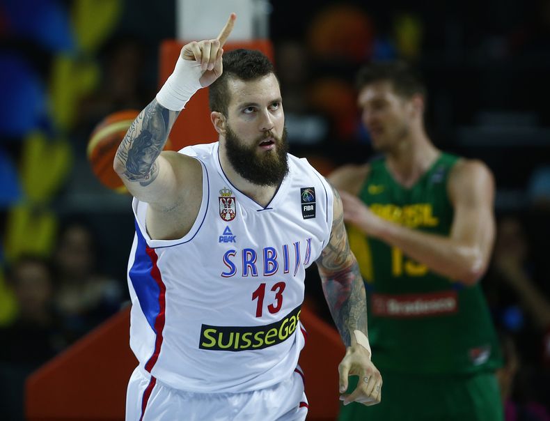El jugador de Serbia, Miroslav Raduljica, festeja un canasto contra Brasil en la Copa del Mundo de b&aacute;squetbol el mi&eacute;rcoles, 10 de septiembre de 2014, en Madrid, Espa&ntilde;a. (AP Photo/Andres Kudacki)