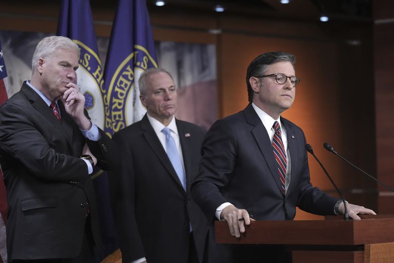 ARCHIVO – El presidente de la Cámara de Representantes, Mike Johnson, y, de derecha a izquierda, el jefe de la bancada republicana, Tom Emmer, y el líder de la mayoría de la Cámara, Steve Scalise, habla con reporteros sobre su intención de lograr un acuerdo para una resolución presupuestaria conjunta entre la Cámara y el Senado para impulsar la agenda del presidente Donald Trump, aun con la oposición de republicanos conservadores de línea dura, en el Capitolio, en Washington, el 8 de abril de 2025. (AP Foto/J. Scott Applewhite, Archivo)