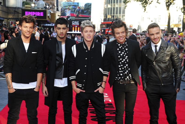 ARCHIVO - Louis Tomlinson, de izquierda a derecha, Zayn Malik, Niall Horan, Harry Styles y Liam Payne llegan al estreno mundial de One Direction: This Is Us en el Empire Leicester Square, en Londres, el 20 de agosto de 2013. (Ian West/PA via AP, archivo)