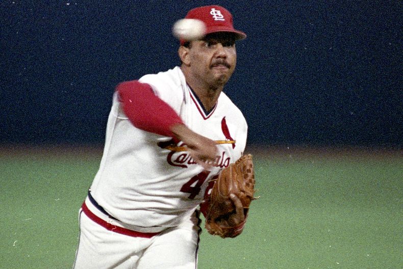 ARCHIVO - José DeLeón de los Cardenales de San Luis lanza ante los Expos de Montreal, el 6 de septiembre de 1988, en San Luis. DeLeón ha fallecido a los 63 años. (AP Foto/Loen Algee)