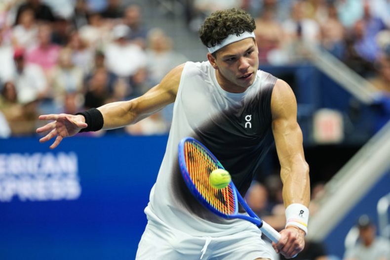Ben Shelton devuelve ante Alexander Zverev durante la final del US Open, el domingo 13 de septiembre de 2026, en Nueva York. (AP Foto/Kirsty Wigglesworth)