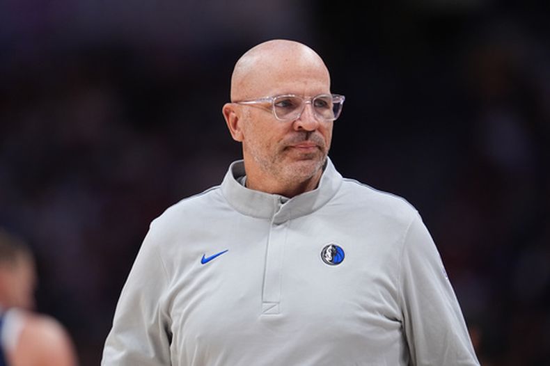 ARCHIVO - Jason Kidd, entrenador de los Mavericks de Dallas, dirige durante el partido ante los Nuggets de DEnver, el 25 de marzo de 2026 (AP Foto/David Zalubowski, archivo)