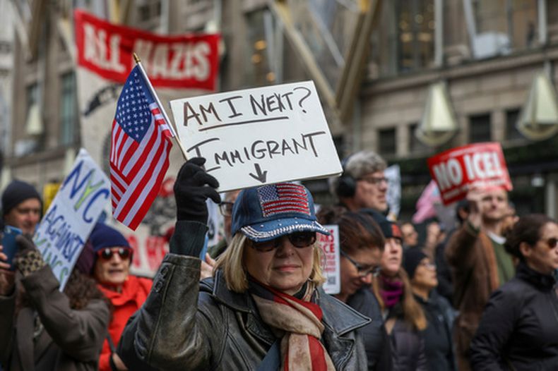Una protesta en contra de las medidas antiinmigración del gobierno del presidente Donald Trump, en Nueva York, el 11 de enero del 2026. (AP foto/Heather Khalifa)