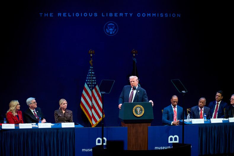 ARCHIVO – El presidente de Estados Unidos, Donald Trump, habla ante la Comisión de Libertad Religiosa de la Casa Blanca en un evento realizado en el Museo de la Biblia, el 8 de septiembre de 2025, en Washington. (AP Foto/Evan Vucci, Archivo)
