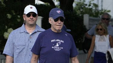 El presidente Joe Biden, centro, y la primera dama Jill Biden, derecha al fondo, regresan de la playa a su vehículo en Rehoboth Beach, Delaware, el domingo 30 de julio de 2023. (AP Foto/Manuel Balce Ceneta)