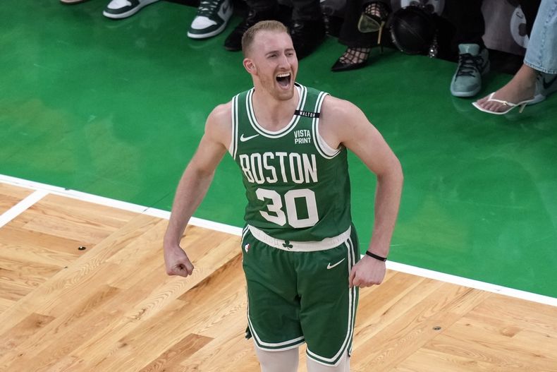 ARCHIVO- Sam Hauser, de los Celtics de Boston, reacciona después de acertar un triple durante la primera mitad del Juego 5 de las Finales de la NBA en contra de los Mavericks de Dallas, el 17 de junio de 2024, en Boston. Los Celtics aseguraron a otro miembro del núcleo que ganó el campeonato el domingo 21 de julio, al acordar una extensión de contrato por cuatro años y 45 millones de dólares, dijo a AP una persona con conocimiento de los detalles. (AP Photo/Michael Dwyer, Archivo)