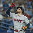 Alex Verdugo, de los Medias Rojas de Boston, celebra mientras recorre las bases con su cuadrangular solitario que definió la victoria para su equipo en la novena entrada del juego de béisbol en contra de los Azulejos de Toronto, el domingo 2 de julio de 2023, en Toronto. (Frank Gunn/The Canadian Press vía AP)