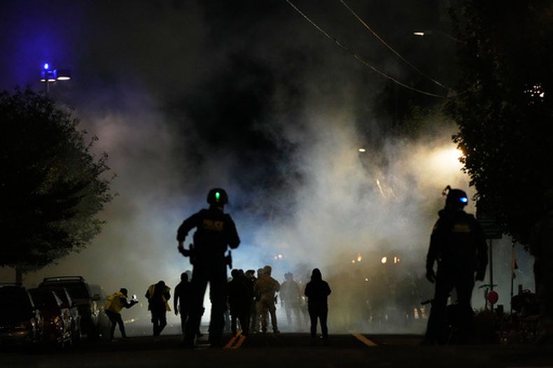 La policía en medio de una protesta en la sede del ICE en Portland, Oregon, el 4 de octubre del 2025. (AP foto/Jenny Kane)
