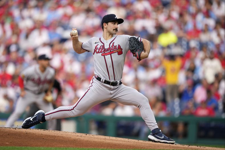 Spencer Strider, de los Bravos de Atlanta, hace un lanzamiento en el primer inning del juego ante los Filis de Filadelfia, el martes 20 de junio de 2023 (AP Foto/Matt Slocum)