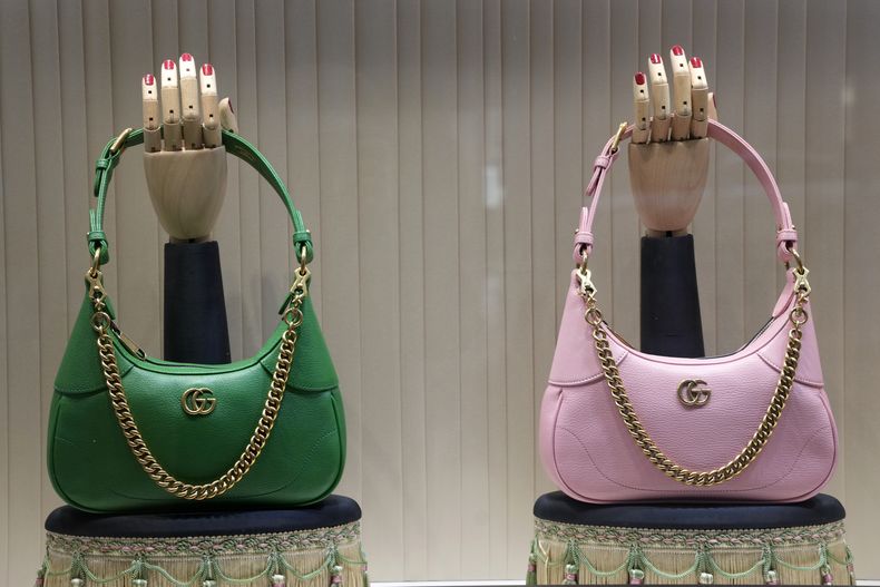 Carteras Gucci en una tienda en Pittsburgh el 30 de enero del 2023. (AP foto/Gene J. Puskar)