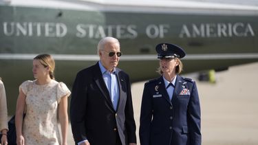 El presidente Joe Biden es escoltado por la coronela de la Fuerza Aérea, Angela Ochoa, comandante de la 89a. Unidad de Transporte Aéreo, en su llegada a la Base de la Fuerza Aérea de Andrews, Maryland., el miércoles 12 de junio de 2024. (AP Foto/Alex Brandon)