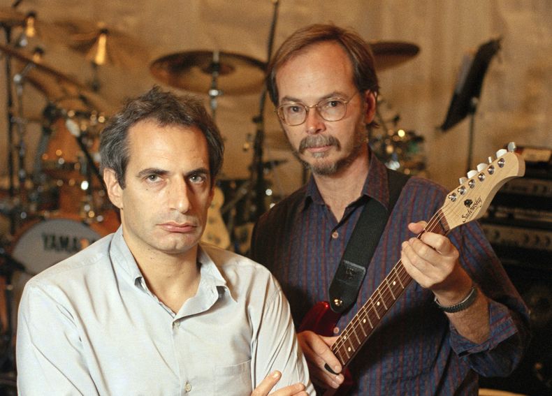 ARCHIVO - Donald Fagen, izquierda, y Walter Becker de Steely Dan posan en S.I.R. Studios de Nueva York el 5 de agosto de 1993, antes de un ensayo para su próxima gira. Becker falleció en 2017. Steely Dan, R.E.M., Timbaland, Hillary Lindsey y Dean Pitchford serán incorporados al Salón de la Fama de los Compositores. La ceremonia se realizará el 13 de junio en Nueva York. (Foto AP/Richard Drew, archivo)