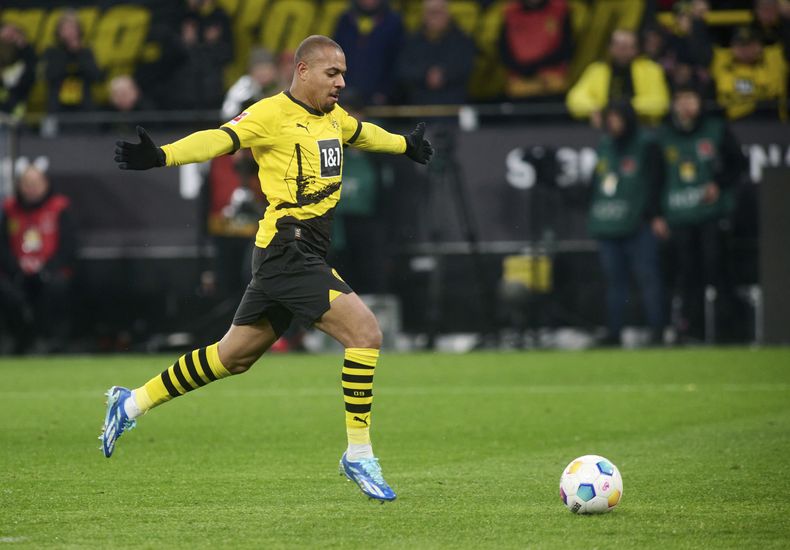 Donyell Malen del Borussia Dortmund celebra tras anotar el cuarto gol de su equipo en el triunfo ante el Borussia Mönchengladbach en la Bundesliga el sábado 25 de noviembre del 2023. (Bernd Thissen/dpa via AP)