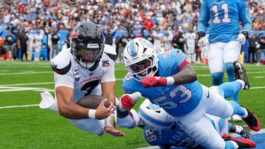 El quarterback de los Texans de Houston, C.J. Stroud (7), se lanza a la zona de anotación para un touchdown tras correr con el balón dejando atrás al safety de los Titans de Tennessee, Tony Adams (29), y a Anthony Hill Jr. (53) durante la segunda mitad de un partido de fútbol americano de la NFL en Nashville, Tennessee, el domingo 11 de octubre de 2026. (Foto AP/George Walker IV)
