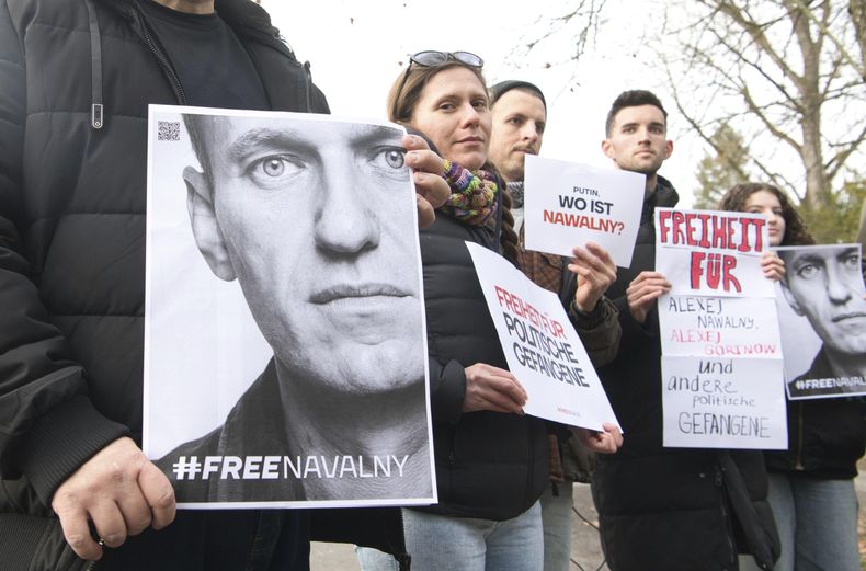 ARCHIVO - Manifestantes sostienes carteles con la imagen del líder opositor Alexei Navalny durante una protesta afuera de la casa del embajador ruso Sergei Netshaev en Berlín, el sábado 16 de diciembre de 2023, para exigir la liberación de todos los presos políticos en Rusia, incluyendo a Navalny. (Paul Zinken/dpa vía AP, archivo)