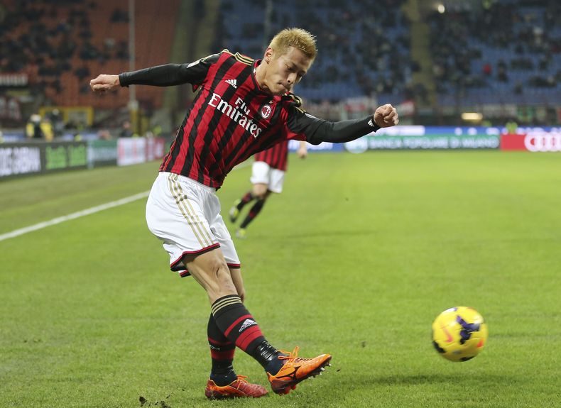 El jugador del Milan, Keisuke Honda, patea el bal&oacute;n en un partido contra Bologna por la Serie A el viernes, 14 de febrero de 2014, en Mil&aacute;n. (AP Photo/Antonio Calanni)