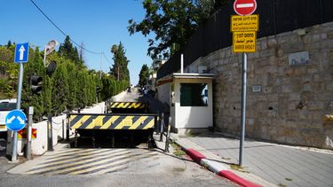 Las fuertes medidas de seguridad en torno al consulado británico en Jerusalén, el 8 de octubre del 2026. (AP foto/Mahmoud Illean)