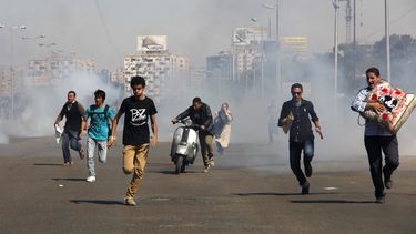 americateve | Egipcios huyen de los gases lacrim&oacute;genos tras los enfrentamientos entre los estudiantes de Al-Azhar y la polic&iacute;a durante una protesta en Ciudad Nasr, en El Cairo, el domingo 20 de octubre del 2013. (Foto AP/Heba el-Kholy, Diario El Shorouk)