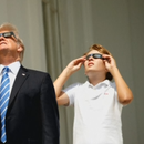 Trump y familia  ven el eclipse solar mientras el Servicio Secreto se queda sin dinero