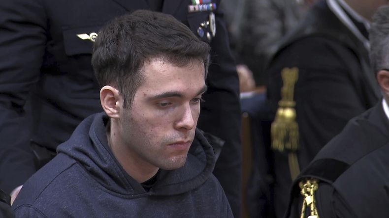 En esta imagen extraída de un video el italiano Filippo Turetta, de 22 años, que confesó ante el tribunal haber matado a su exnovia Giulia Cecchettin, fue declarado culpable de su asesinato el martes y condenado a cadena perpetua, en un tribunal de Venecia, Italia, el martes 3 de diciembre de 2024. (RAI/LaPresse via AP)