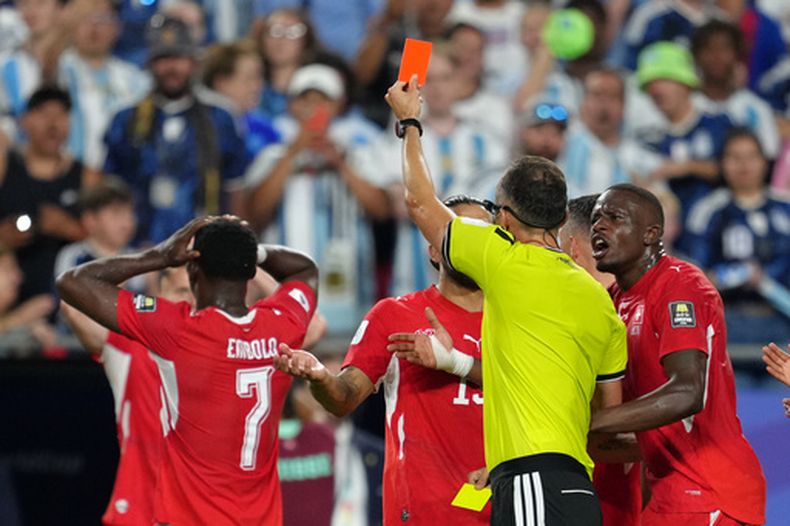 El árbitro Joao Pinheiro expulsa al suizo Breel Embolo (7) en el partido contra Argentina en los cuartos de final del Mundial, el sábado 11 de julio de 2026, en Kansas City, Missouri. (AP Foto/Ed Zurga)