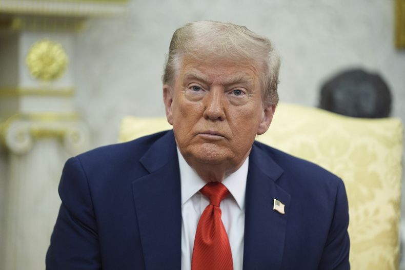 El presidente de EEUU, Donald Trump, escucha durante una reunión con el presidente polaco Karol Nawrocki en el Despacho Oval de la Casa Blanca, en Washington, el miércoles 3 de septiembre de 2025. (AP Foto/Evan Vucci)