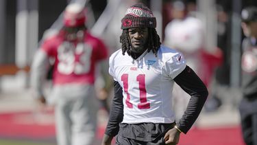 ARCHIVO - Brandon Aiyuk, receptor de los 49ers de San Francisco, calienta en una práctica antes del Super Bowl LVIII, el sábado 10 de febrero de 2024 (AP Foto/John Locher, archivo)