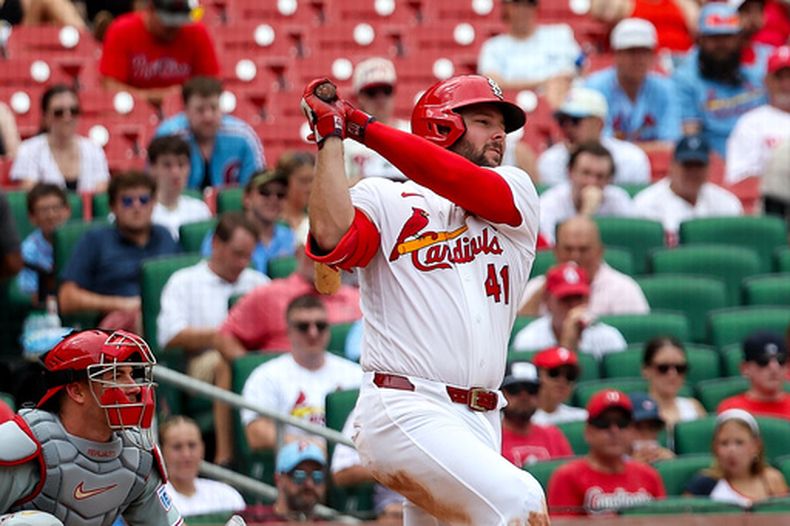 Alec Burleson, de los Cardenales de San Luis, batea un sencillo productor en la primera entrada del juego de béisbol de Grandes Ligas contra los Filis de Filadelfia, el miércoles 12 de agosto de 2026, en San Luis. (AP Foto/Scott Kane)