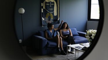 Las gemelas, Valeria, derecha, y Valentina, del dúo colombiano Vale, durante una entrevista en la Ciudad de México el miércoles 26 de abril de 2023. Vale reveló las inspiraciones de su álbum debut “A contraluz, el cual incluye canciones compuestas durante su adolescencia y otras creadas en colaboración con otros artistas, incluyendo el legendario Elvis Costello. (Foto AP/Fernando Llano)