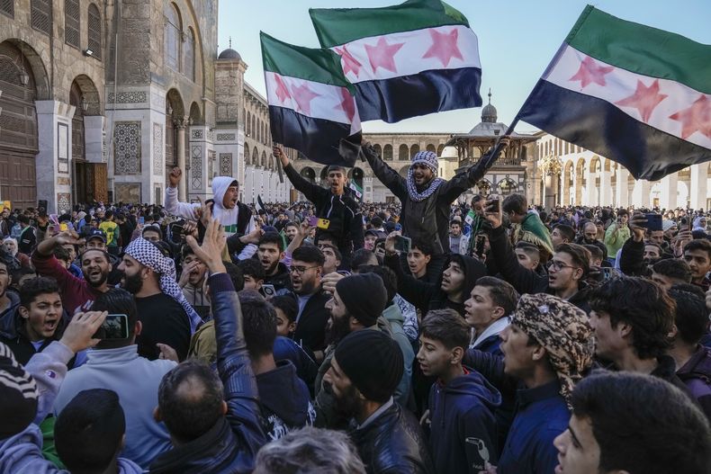 Sirios celebran tras la caída de Bashar Assad en Damasco el 13 de diciembre del 2024. (AP foto/Leo Correa)