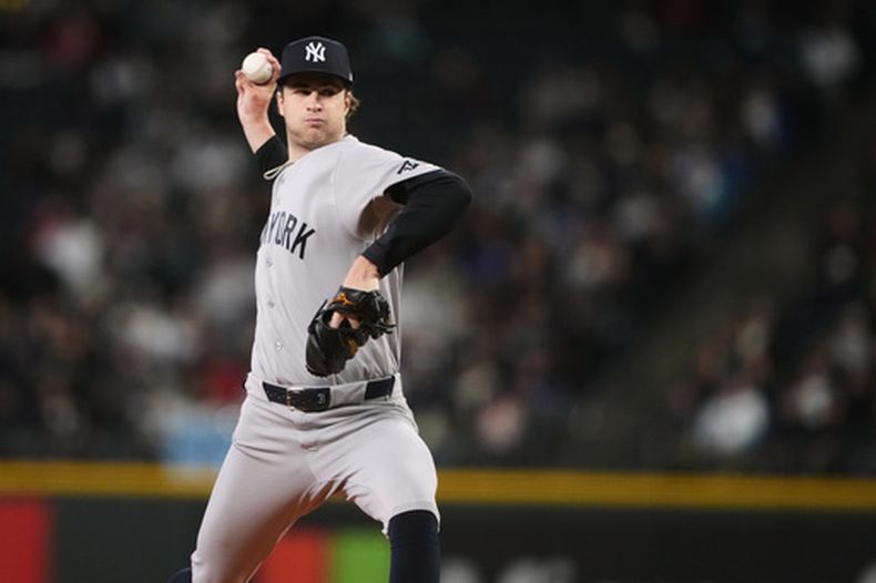 Cam Schlittler, de los Yankees de Nueva York, cumple con su apertura frente a los Marineros de Seattle, el miércoles 1 de abril de 2026 (AP Foto/Lindsey Wasson)
