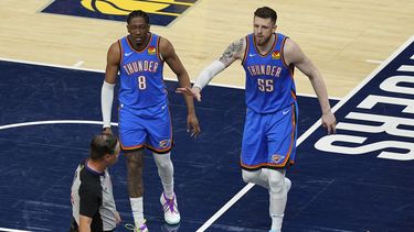 Isaiah Hartenstein (55), pívot del Thunder de Oklahoma City, y el alero Jalen Williams (8) discuten una decisión con el árbitro durante la primera mitad del Juego 6 de la serie de baloncesto de las Finales de la NBA contra los Pacers de Indiana, el jueves 19 de junio de 2025, en Indianápolis. (AP Foto/Abbie Parr)