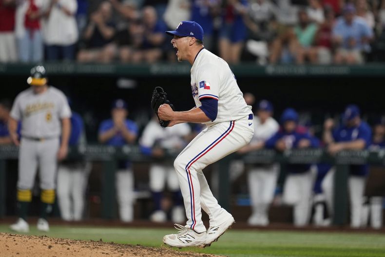 El relevista de los Rangers de Texas Robert Garcia celebra tras ponchar a Gio Urshela de los Atléticos en la novena entrada el miércoles 23 de julio del 2025. (AP Foto/Tony Gutierrez)