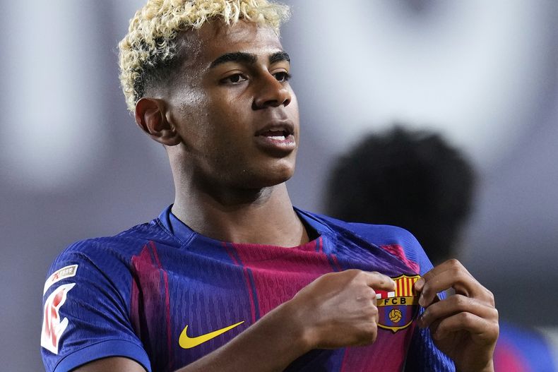 Lamine Yamal celebra tras anotar un gol de penal para el Barcelona durante el partido contra el Rayo Vallecano en la Liga española, el domingo 31 de agosto de 2025, en Madrid. (AP Photo/Manu Fernández)