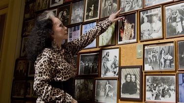 ARCHIVO - La bailarina Yolanda Montes Tongolele charla sobre una fotografía en su casa durante una entrevista en la Ciudad de México el 18 de marzo de 2014. (Foto AP/Eduardo Verdugo, archivo)