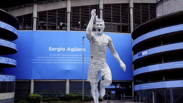 Man City devela estatua de Agüero, su máximo goleador