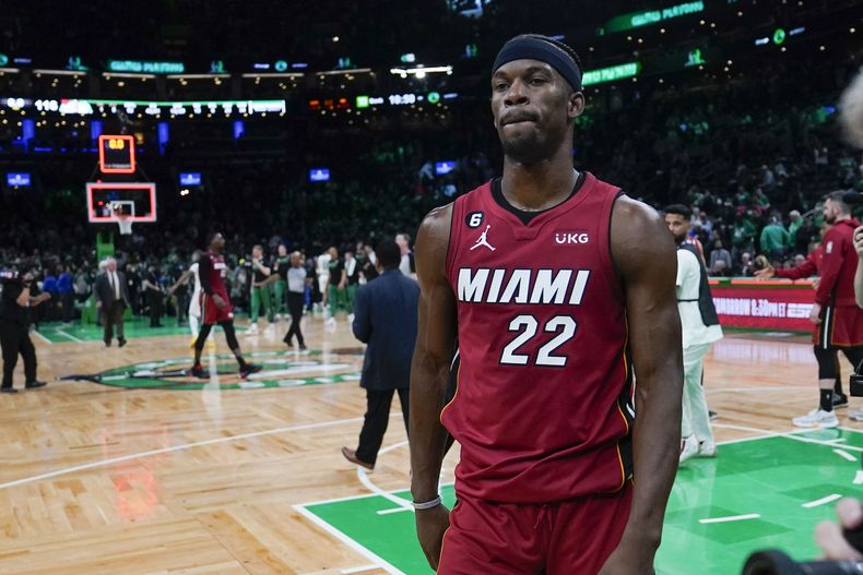 Jimmy Butler, del Heat de Miami, abandona la cancha tras el triunfo sobre los Celtics de Boston en el primer partido de la final de la Conferencia Este, el miércoles 17 de mayo de 2023 (AP Foto/Charles Krupa)
