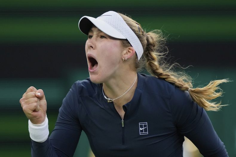 Mirra Andreeva, de Rusia, celebra después de ganar un punto frente a la polaca Iga Swiatek durante su partido de tenis en las semifinales del Abierto de Indian Wells, el viernes 14 de marzo de 2025, en Indian Wells, California. (AP Foto/Mark J. Terrill)