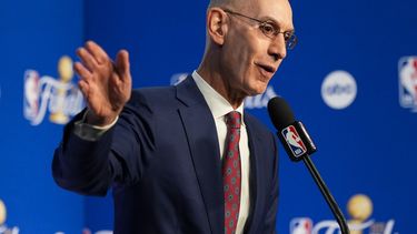 Adam Silver, comisionado de la NBA, habla en conferencia de prensa previo al primer juego de las Finales de la NBA, entre los Knicks de Nueva York y los Spurs de San Antonio, el miércoles 3 de junio de 2026, en San Antonio. (AP Foto/Eric Gay)