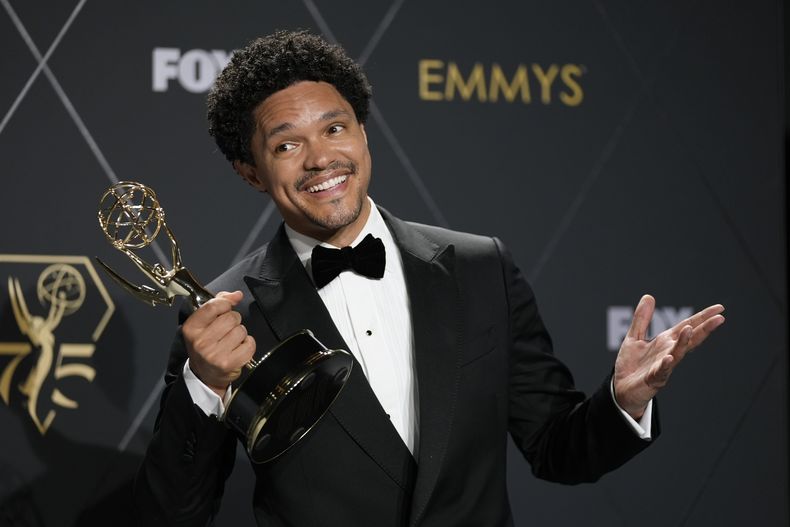 ARCHIVO- Trevor Noah, ganador del premio a mejor programa de humor y variedades por The Daily Show With Trevor Noah, posa en la sala de prensa en la 75a entrega anual de los Premios Emmy el lunes 15 de enero de 2024, en Los Angeles. Noah volverá como maestro de ceremonias de los Grammy el 4 de febrero de 2024. (Foto AP/Ashley Landis, archivo)