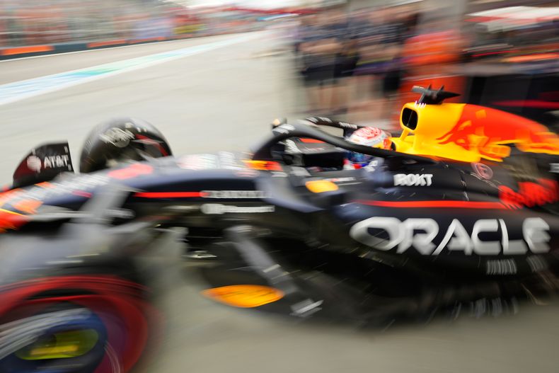 Max Verstappen, piloto holandés de Red Bull, sale del garage del equipo durante la primera sesión de práctica del Gran Premio de Singapur de Fórmula Uno, en el circuito callejero de Marina Bay Street, en Singapur, el viernes 3 de octubre de 2025. (AP Foto/Vincent Thian)
