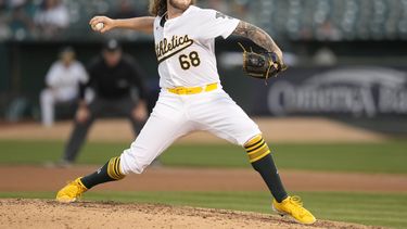 Joey Estes, abridor de los Atléticos de Oakland, trabaja en contra de los Marineros de Seattle durante la séptima entrada del juego de béisbol del miércoles 5 de junio de 2024, en Oakland, California. (AP Foto/Jeff Chiu)