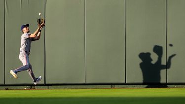El jardinero central de los Rangers de Texas, Evan Carter, atrapa una línea para registrar el out ante Maikel García, de los Reales de Kansas City, durante la tercera entrada de un partido de béisbol el miércoles 10 de junio de 2026, en Kansas City, Misuri. (Foto AP/Charlie Riedel)
